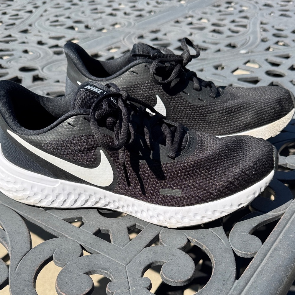 Nike Women’s Black and White